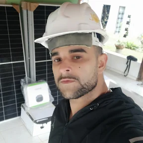 Profissional da DR Engenharia em monitoramento solar