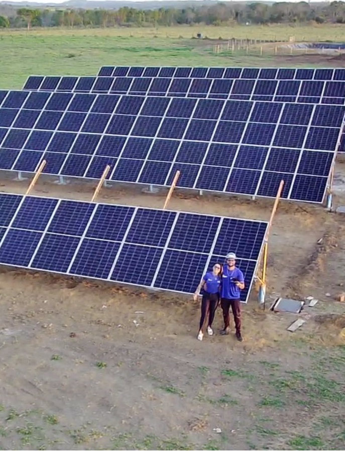 Equipe da DR Engenharia diante de usina solar